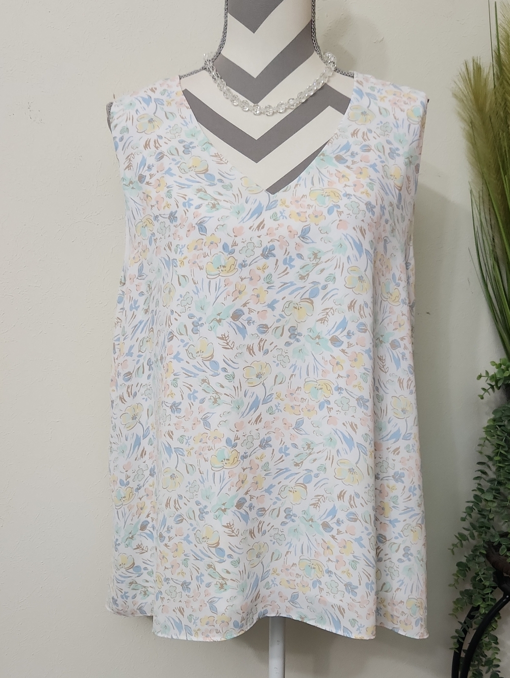 Cato Pastel Floral V-Neck Sleeveless Camisole Top
